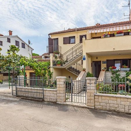 2 Bedroom Stunning Apartment In Rovinj Exteriör bild