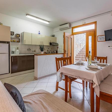 2 Bedroom Stunning Apartment In Rovinj Exteriör bild