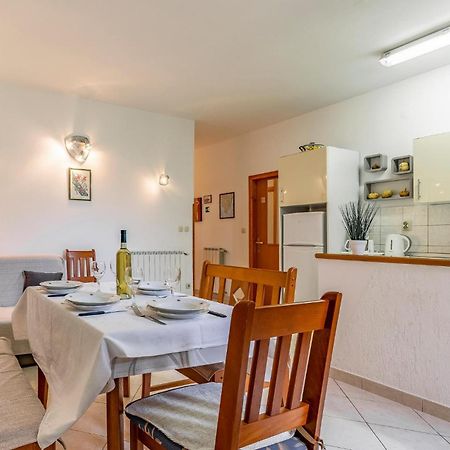 2 Bedroom Stunning Apartment In Rovinj Exteriör bild
