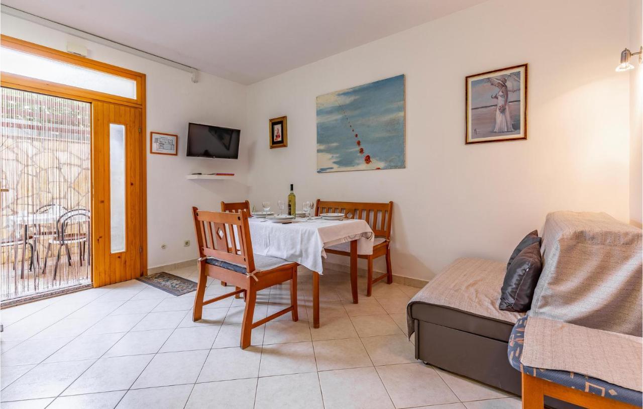 2 Bedroom Stunning Apartment In Rovinj Exteriör bild