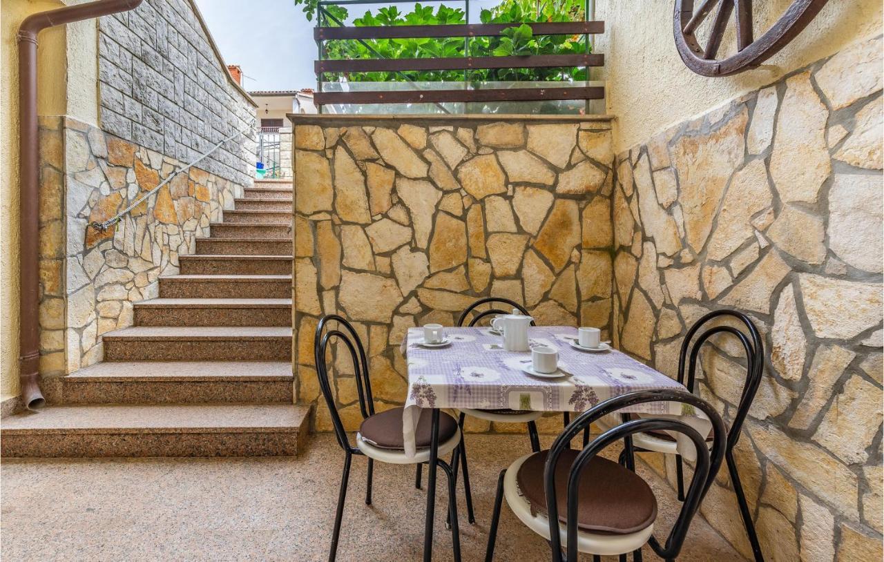 2 Bedroom Stunning Apartment In Rovinj Exteriör bild