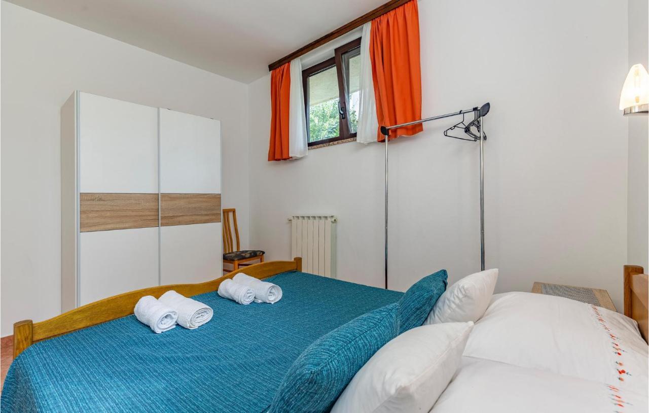 2 Bedroom Stunning Apartment In Rovinj Exteriör bild