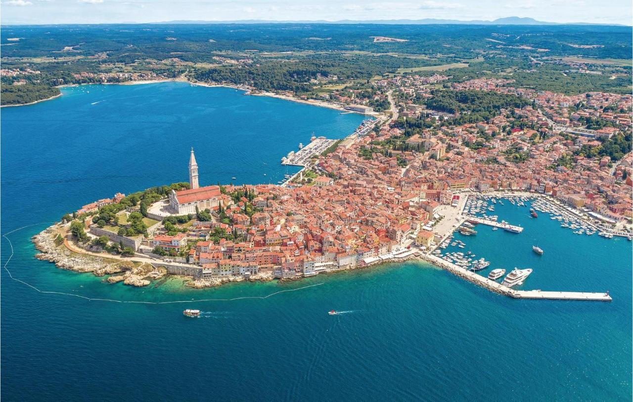2 Bedroom Stunning Apartment In Rovinj Exteriör bild