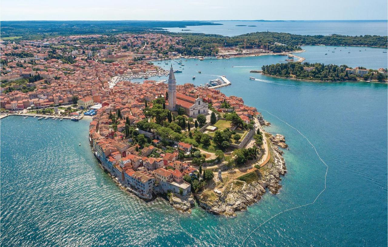 2 Bedroom Stunning Apartment In Rovinj Exteriör bild
