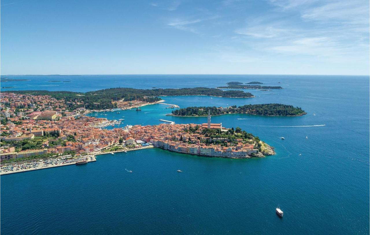 2 Bedroom Stunning Apartment In Rovinj Exteriör bild