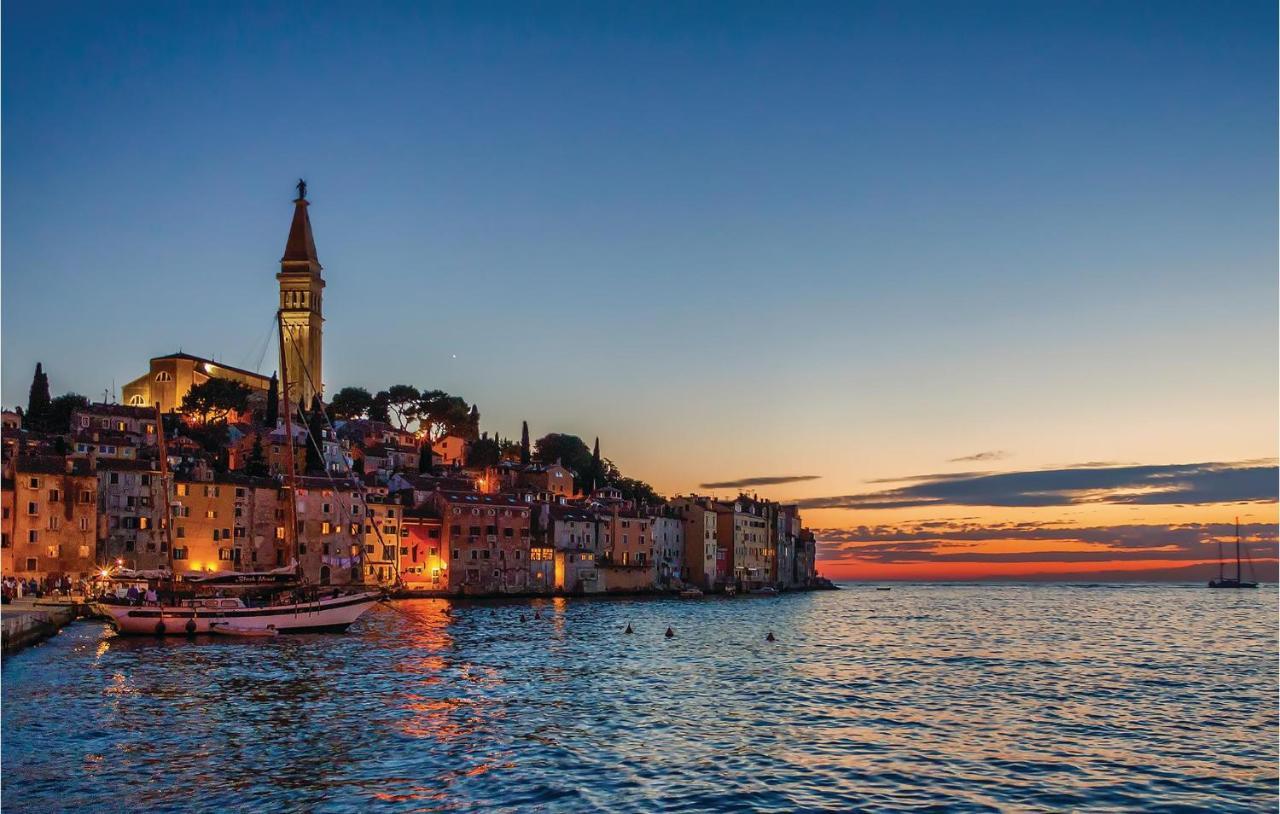 2 Bedroom Stunning Apartment In Rovinj Exteriör bild