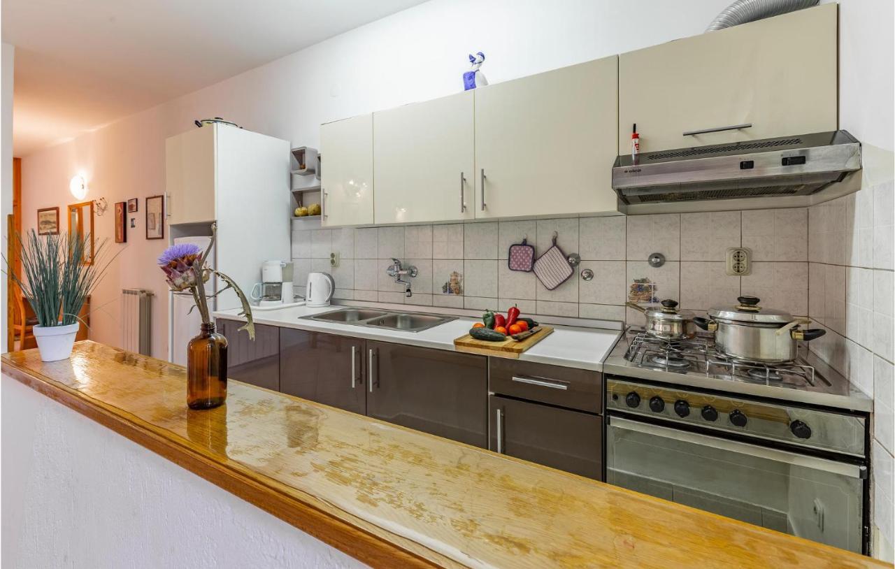 2 Bedroom Stunning Apartment In Rovinj Exteriör bild