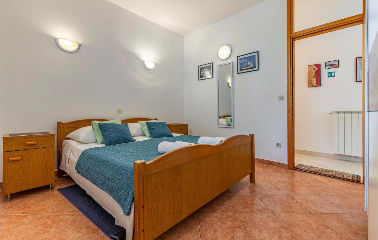 2 Bedroom Stunning Apartment In Rovinj Exteriör bild