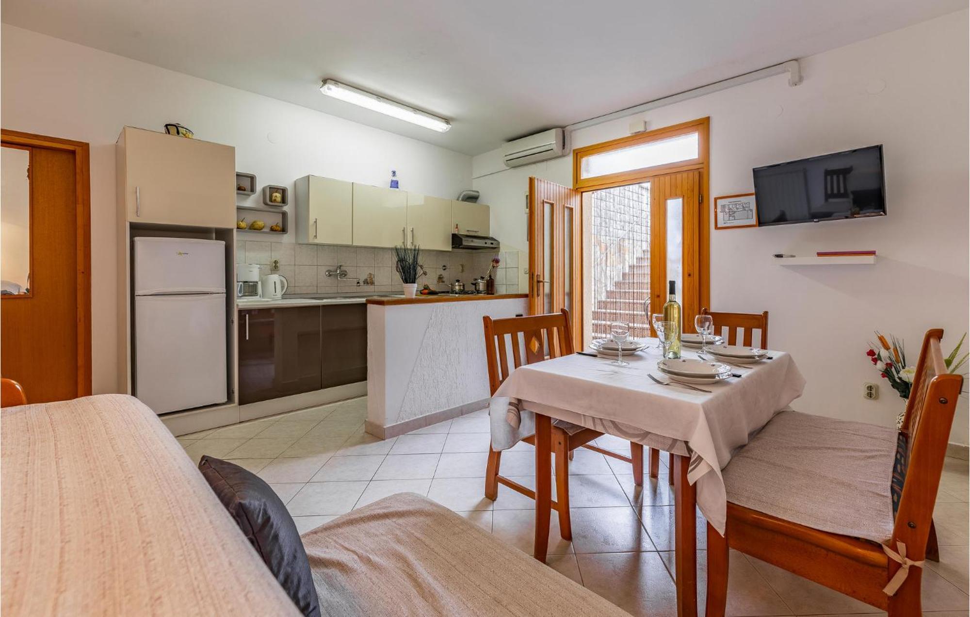 2 Bedroom Stunning Apartment In Rovinj Exteriör bild