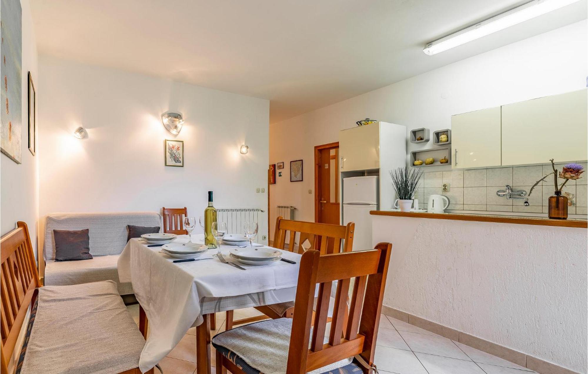 2 Bedroom Stunning Apartment In Rovinj Exteriör bild